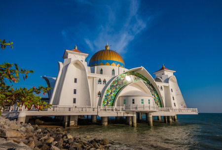Melaka, Malaysia - with its signs of the Portoguese, Dutch and English colonialism and architecture, its Old Town is a Unesco World Heritage site. Here in the picture the Melaka Straits Mosqueのeditorial素材