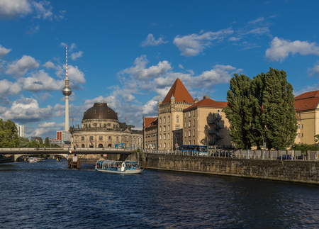 Berlin, Germany - the Spree river is the main river in Berlin, and it's used by many companies to organize cruises and sightseen tours of the Old Townのeditorial素材