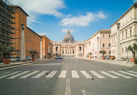 Following the coronavirus outbreak, the Italian Government has decided for a massive curfew, leaving even the Old Town, usually crowded, completely deserted. Here in particular Saint Peter'sのeditorial素材