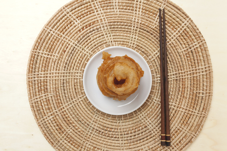 Onion ring on round rattan placemat backgroundの写真素材
