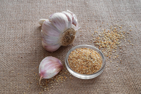 Fresh and dried garlic powder in a small dishの写真素材