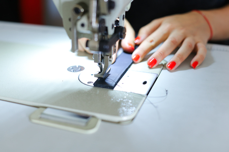 Seamstress sewing belt using sewing machine