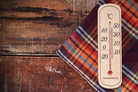 summer temperature on wood table