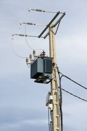 Small electric current transformer for a rural