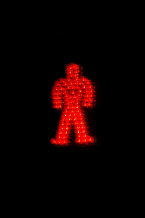 Symbol not go through pedestrian in red light on dark background - Simbolo de no pasar con peaton en semaforo en rojo sobre fondo oscuro // semaforo, rojo, peaton, no pasar, prohibido, humano, figura, simbolo, luz, piloto,  encendido, alto, pare,  indicadの写真素材