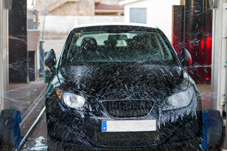 Car splashed with soap. Tunnel Car Wash Automatic Carのeditorial素材