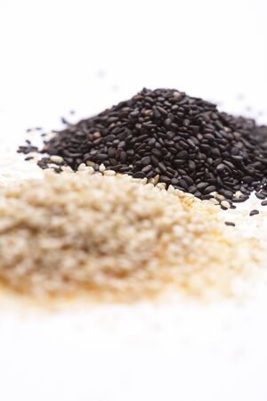 two piles of sesame seed, black in focus but white out の写真素材