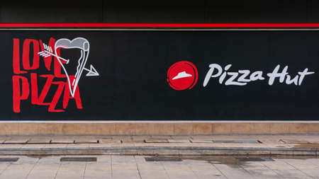 Chiang mai, Thailand, 20 Aug 2021.Pizza Hut,Â  Love logo of famous pizza restaurant in Thailand.のeditorial素材