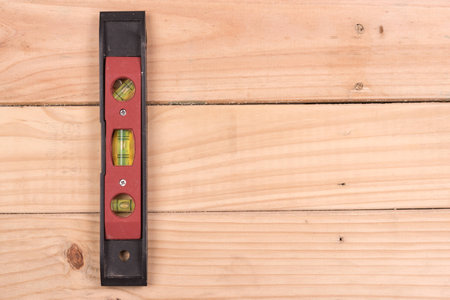 Metallic tool to measure right angle