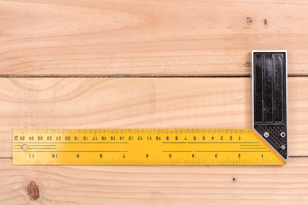 Metallic tool to measure right angle