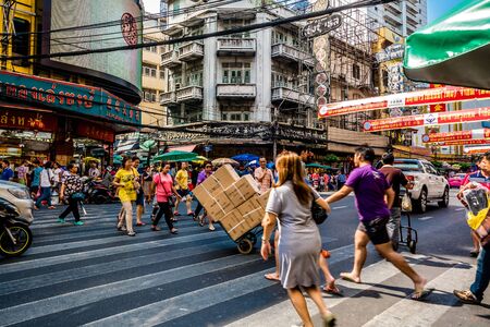 CHINATOWN, THAILAND FEBRUARY 06: A rush hour at Chinatown of Bangkok, Thailand on February 06, 2016.gのeditorial素材