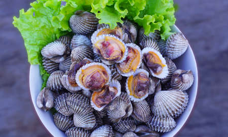 Boiled Scallops with Salad Seafood is high in iron, nourishing blood, low in calories, helping to...