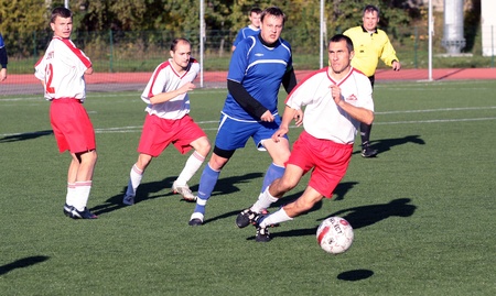 09 of August 2010 - football match between "Beloomut" and "Vidnoye" teams in the Vidnoye city, Moscower region. Moment of attackのeditorial素材