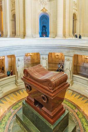 PARIS, FRANCE - November 2017: The tomb of Napoleon Bonaparte inside the Cathedral Les Invalidesのeditorial素材