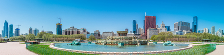 Buckingham fountain in Grant Park, Chicago, Illinois, USA, with skyline in background.のeditorial素材