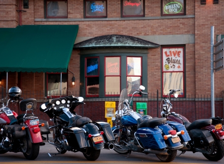 motorcycles parked outside a barbeque blues clubのeditorial素材