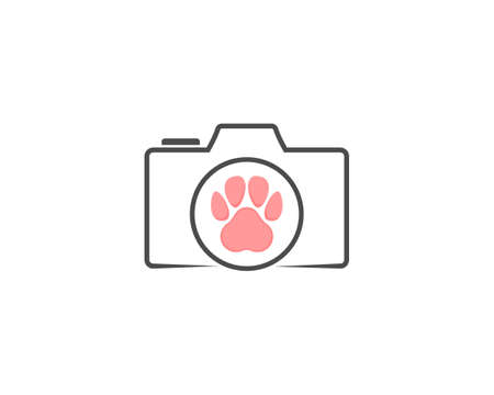 Camera in line with pet paws in the middleのイラスト素材