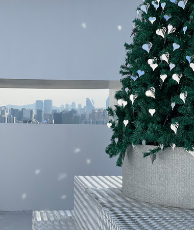 Christmas tree before the window of the cityの写真素材