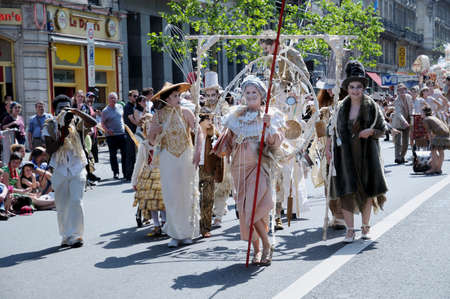 BRUSSELS - MAY 22: Participants of Zinneke parade on May 22, 2010 in Brussels, Belgium.のeditorial素材