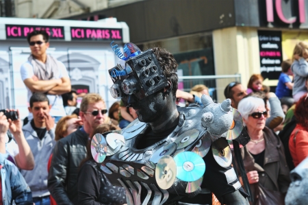 BRUSSELS, BELGIUM-MAY 19: Un unknown participant demonstrates his costume of a robot at Zinneke Parade on May 19, 2012 in Brussels. This parade is an artistic biennial urban free-attendance event. のeditorial素材
