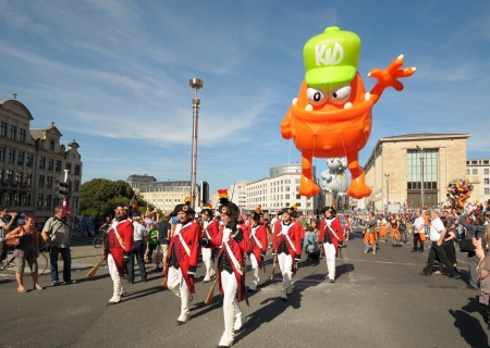 BRUSSELS, BELGIUM-SEPTEMBER 8: Defile of giant cartoon characters in Balloons Day Parade arrive to Place de l'Albertine on September 8, 2012 in Brussels. のeditorial素材