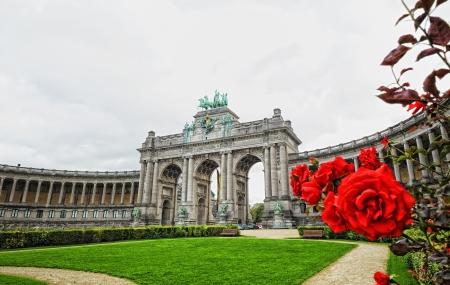 Triumph Arch in Cinquantennaire Parc in Brussels, Belgium in rainy dayのeditorial素材