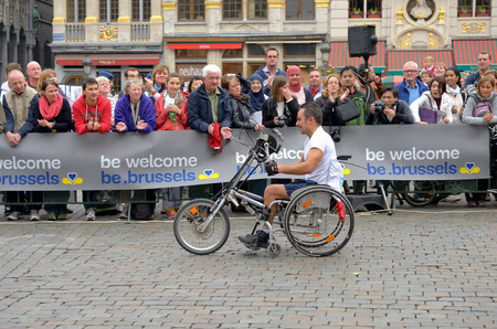 BRUSSELS, BELGIUM-OCTOBER 6: Participants arrive to the finish at Grand Place during Brussels Marathon and Half Marathon on October 6, 2013 in Brussels.のeditorial素材