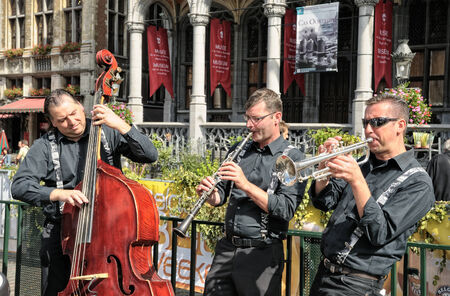 BRUSSELS, BELGIUM-SEPTEMBER 1, 2012: Unidentified musicians play on Grand Place during Belgian Beer Weekend. This is a public event dedicated to Belgian beer のeditorial素材