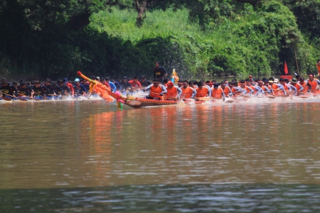 SARABURI,THAILAND - SEPTEMBER 22  Unidentified crew in traditional Thai long boats compete during Queen Cup Traditional Long Boat Race Championship on September 22, 2012 in Saraburi,Thailand のeditorial素材