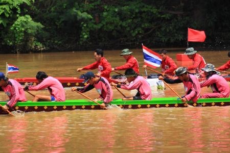 SARABURI,THAILAND - SEPTEMBER 22  Unidentified crew in traditional Thai long boats compete during Queen Cup Traditional Long Boat Race Championship on September 22, 2012 in Saraburi,Thailand のeditorial素材