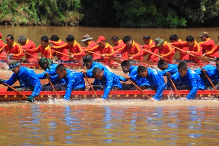 SARABURI,THAILAND - SEPTEMBER 22  Unidentified crew in traditional Thai long boats compete during Queen Cup Traditional Long Boat Race Championship on September 22, 2012 in Saraburi,Thailand のeditorial素材