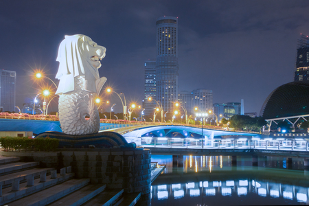 25 February 2018 Merlion statue fountain in Merlion Park at night time with cityscape of singapore in background.Merlion is a famous landmark for tourist in singapore のeditorial素材