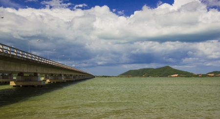 Long concrete bridge linking Koh yo island and mainland, Tinsulanonda Bridges Thailandの写真素材