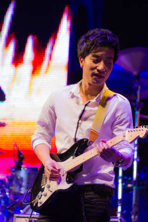 HUA HIN, THAILAND - DECEMBER 31 :  Lead singer of Singular band performs live concert during Hua Hin Music Countdown 2013 on December 31, 2012 in Hua Hin, Prachuapkhirikhan, Thailandのeditorial素材