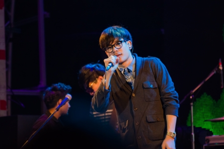 HUA HIN, THAILAND - DECEMBER 31 : Lead singer of Musketeers rock band performs live concert during Hua Hin Music Countdown 2013 on 
December 31, 2012 in Hua Hin, Prachuapkhirikhan, Thailandのeditorial素材