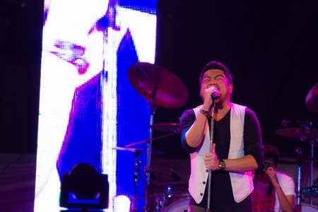 HUA HIN, THAILAND - DECEMBER 31 : Ben Chalatit performs live concert during Hua Hin Music Countdown 2013 on December 31, 2012 in Hua Hin, Prachuapkhirikhan, Thailandのeditorial素材