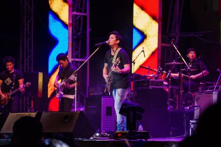HUA HIN, THAILAND - DECEMBER 31 : Jirasak Parnpoom of the rock band performs live concert during Hua Hin Music Countdown 2013 on December 31, 2012 in Hua Hin, Prachuapkhirikhan, Thailandのeditorial素材