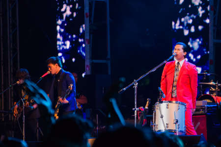 HUA HIN, THAILAND - DECEMBER 31 : Lead singer Slot Machine of the rock band performs live concert during Hua Hin Music Countdown 2013 on December 31, 2012 in Hua Hin, Prachuapkhirikhan, Thailandのeditorial素材