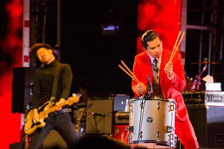HUA HIN, THAILAND - DECEMBER 31 : Lead singer Slot Machine of the rock band performs live concert during Hua Hin Music Countdown 2013 on December 31, 2012 in Hua Hin, Prachuapkhirikhan, Thailandのeditorial素材