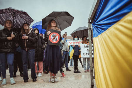 Lisbon, Portugal - March 20, 2022: protest in support of Ukraine, against Russian invasion: Zhanna Nemtsova (daughter of famous Politician Boris Nemtsov who was killed in Russia) with "No War" posterのeditorial素材