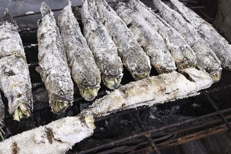 Pisces grilled in a salt crust; Thai cooking