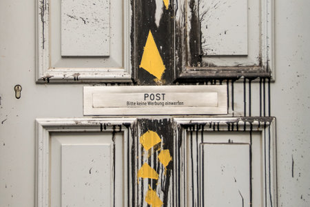 Letter box flap on a front door with the inscription Please do not post advertisingの素材 [FY310190991903]