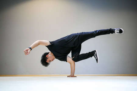 Asian Breakdancer perfrom Bboy freeze moveの写真素材