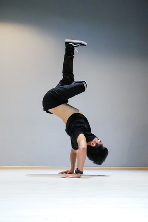 Asian Breakdancer perfrom Bboy freeze moveの写真素材