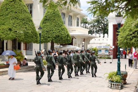 BANGKOK, THAILAND - SEPTEMBER 16: The Royal Guards marching to their post at Royal Grand Palace on September 16, 2010 in Bangkok, Thailandのeditorial素材