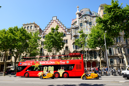 BARCELONA, SPAIN - MAY 27: The tourists enjoiying their vacation on the city sight seeing bus on May 27, 2015 in Barcelona, Spain. Up to 60 mln tourists is expected to visit Spain in year 2015.のeditorial素材