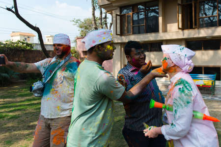 India, Pushkar-March 4, 2020: Young Indian guys find a special pleasure in the holiday of Hollyのeditorial素材