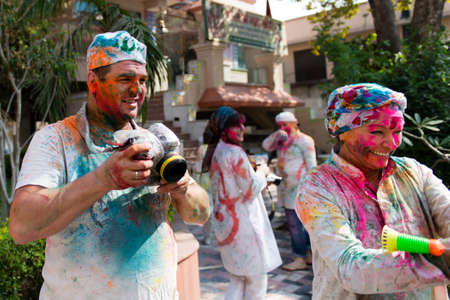 India, Pushkar-March 4, 2020: Young Indian guys find a special pleasure in the holiday of Hollyのeditorial素材