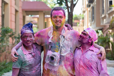 India, Pushkar-March 4, 2020: Young Indian guys find a special pleasure in the holiday of Hollyのeditorial素材
