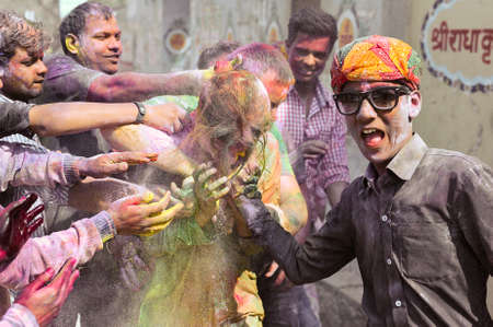India, Pushkar-March 4, 2020: Young Indian guys find a special pleasure in the holiday of Hollyのeditorial素材